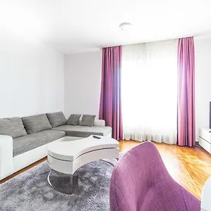  Apartment Luxury Mall Area